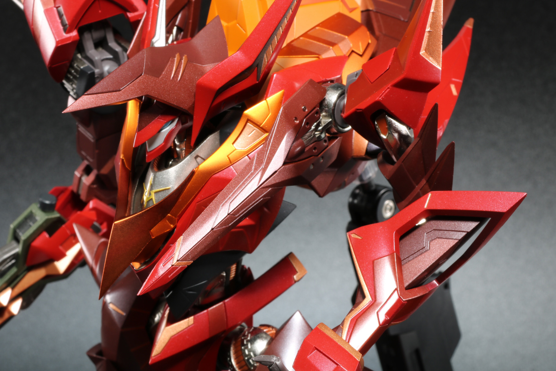 飛燕爪牙の基部は回転ができ、前面に展開する動作も再現可能。ワイヤーパーツを本体基部と飛燕爪牙の間に入れることで射出状態にできる
