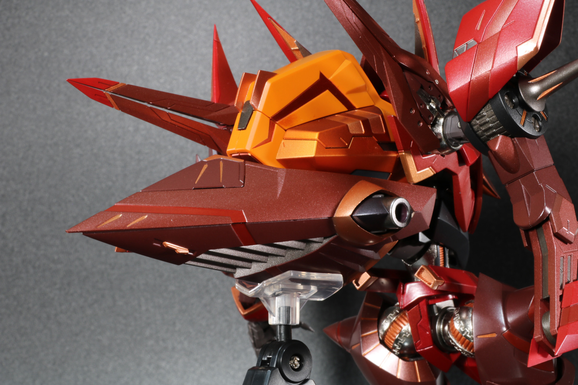 背部の下部にあるエナジーウイング収納状態のパーツを取り外す