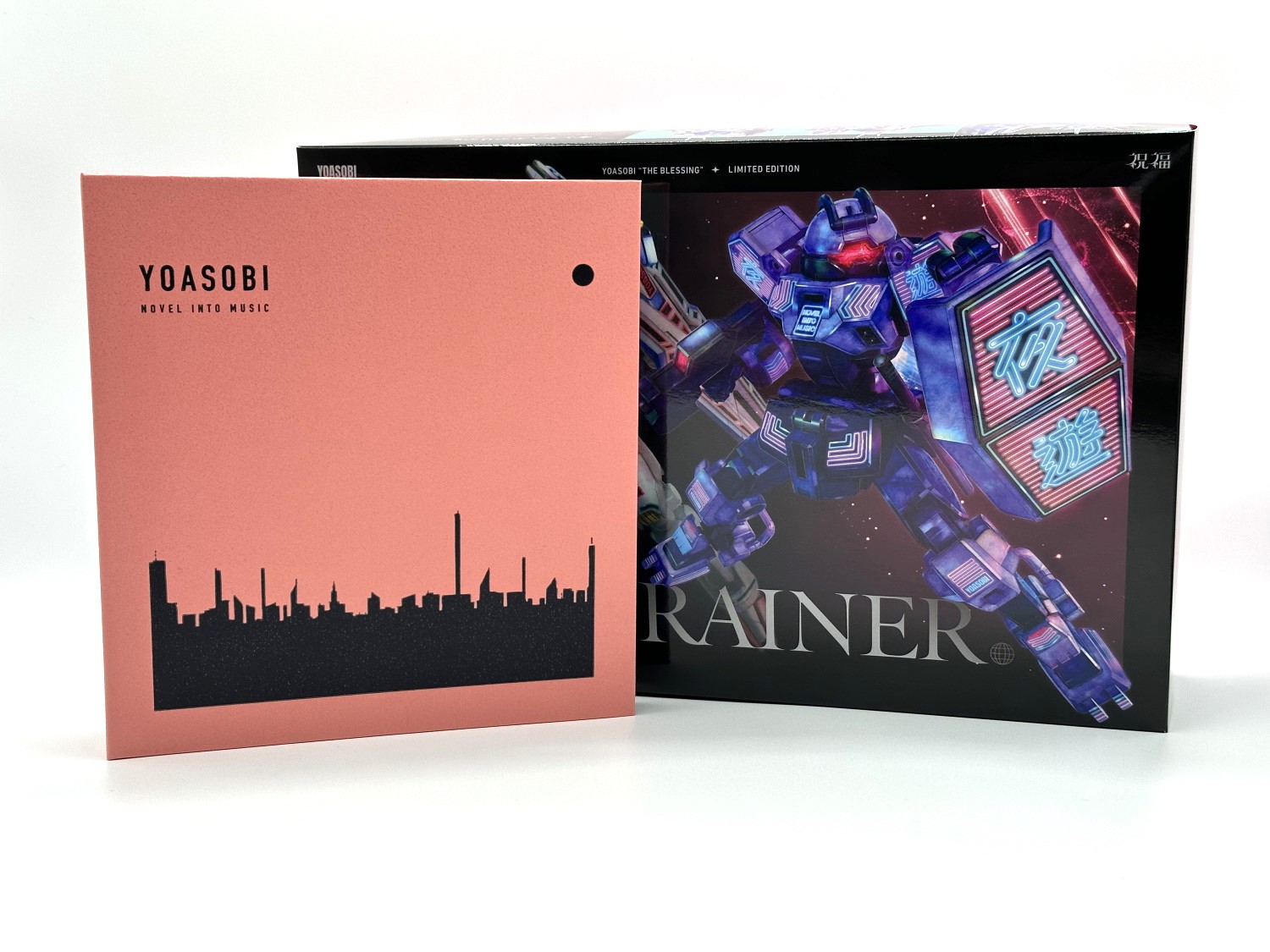 YOASOBIのアルバム「THE BOOK」との比較。「ガンプラを買ってしまったのか!?」と思ってしまうほどパッケージがデカいが、実際にガンプラが入っている