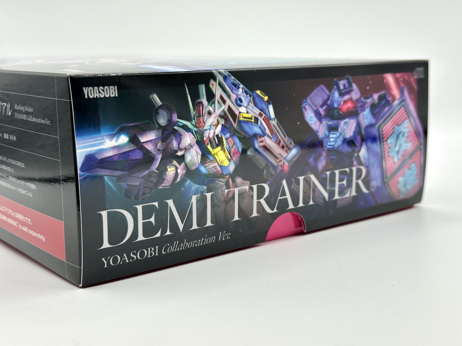 側面は「祝福」ではなく「DEMI TRAINER」と書かれており、CDシングル感は限りなく薄い