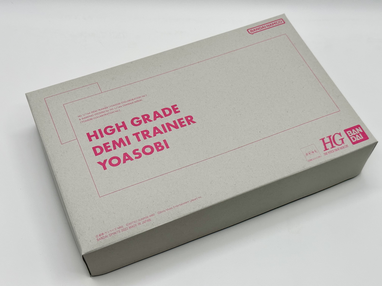 こちらが完全生産限定盤の所以となるガンプラ「デミトレーナー YOASOBI Collaboration Ver.」だ。ピンクとグレーのパッケージがオシャレ