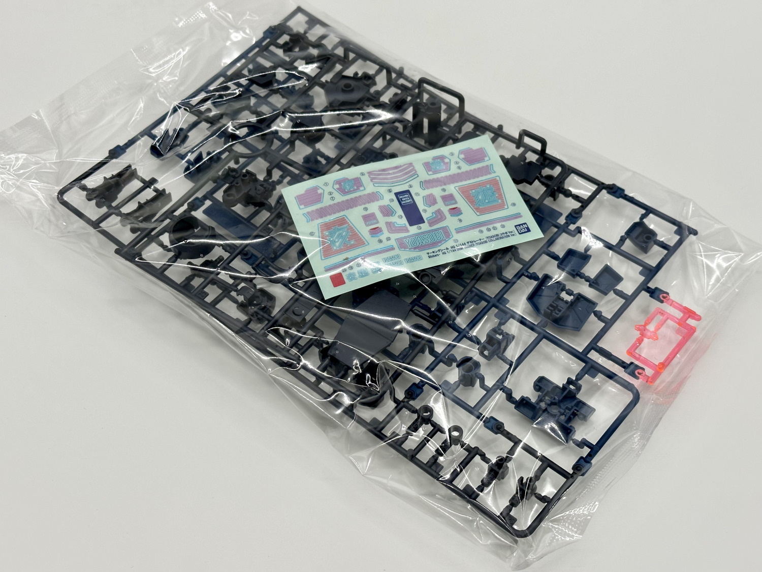 こちらが袋その1。黒と紺色のランナー2枚と、デミトレーナーのマーキングシールが入っている