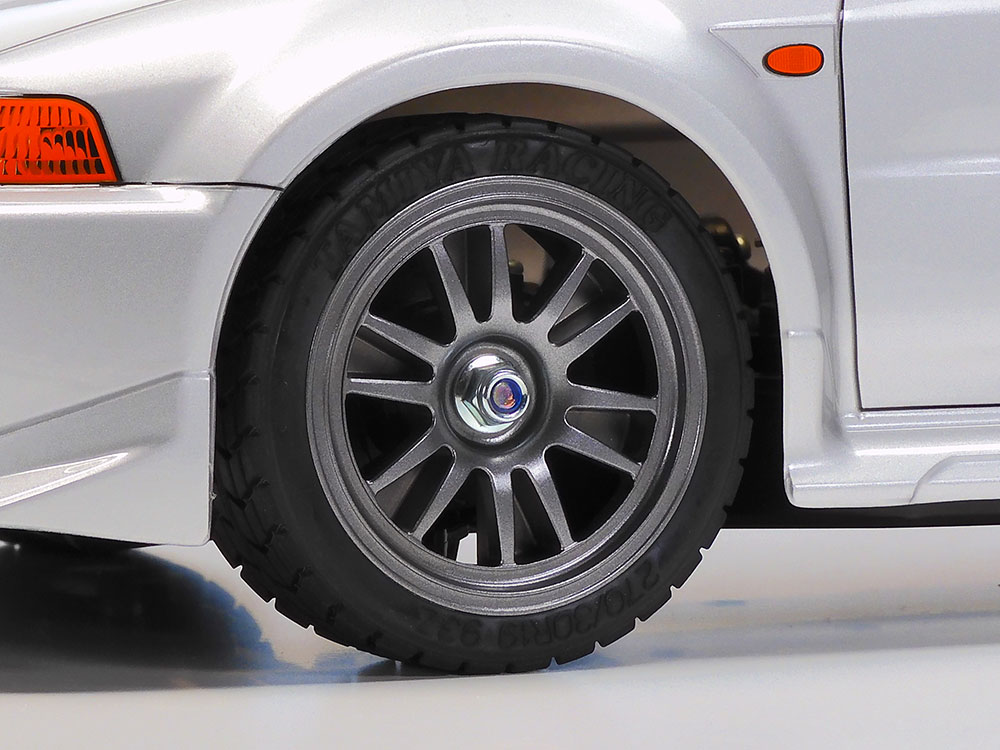 ガンメタルカラーの12本スポークホイールに中空ゴムタイヤが装着されている