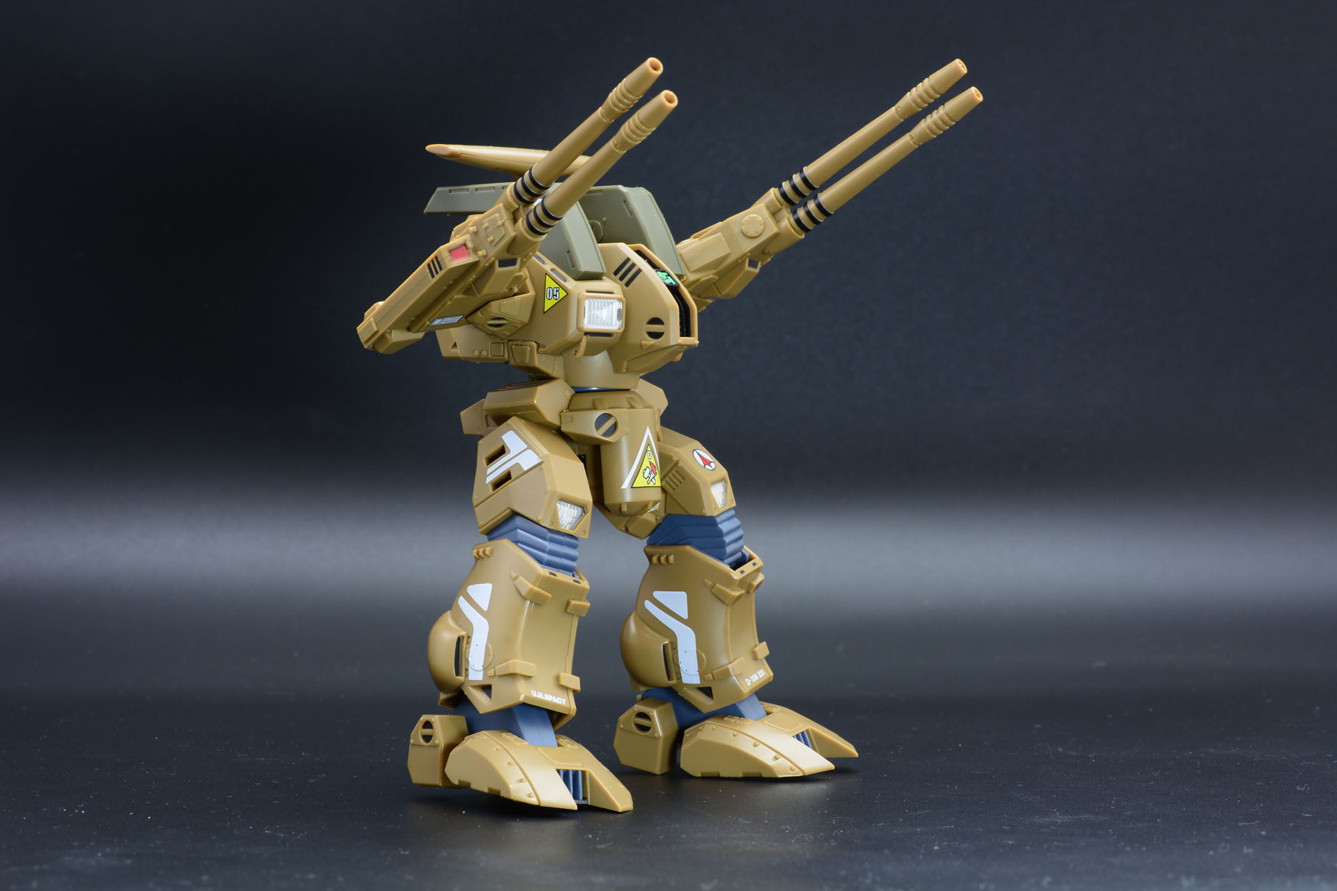 こちらはBANDAI SPIRITSの「HIMETAL R ディフェンダー」。下半身のデザインが共用なのがわかる