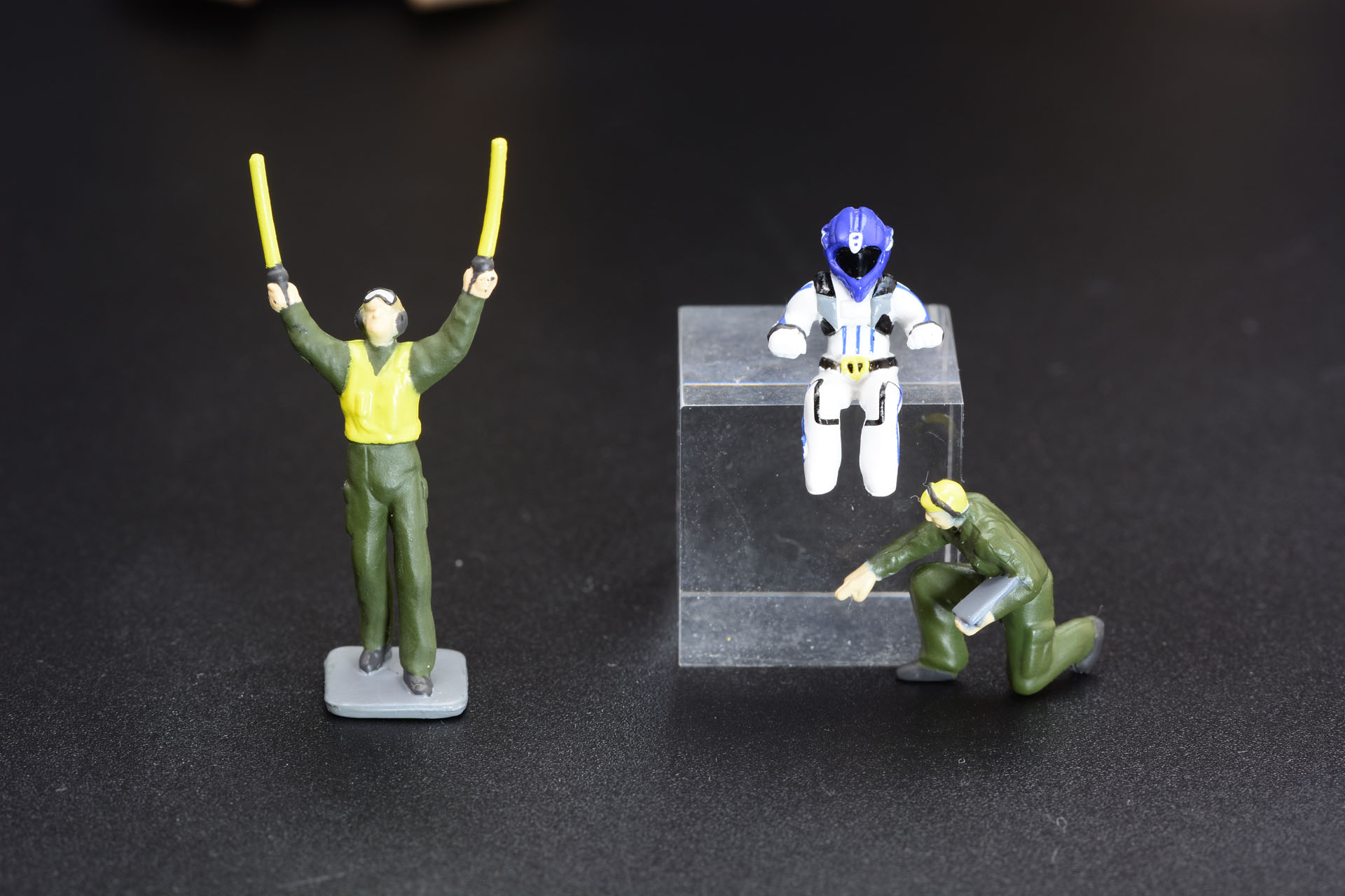 パイロットと、整備員2名のフィギュアが付属