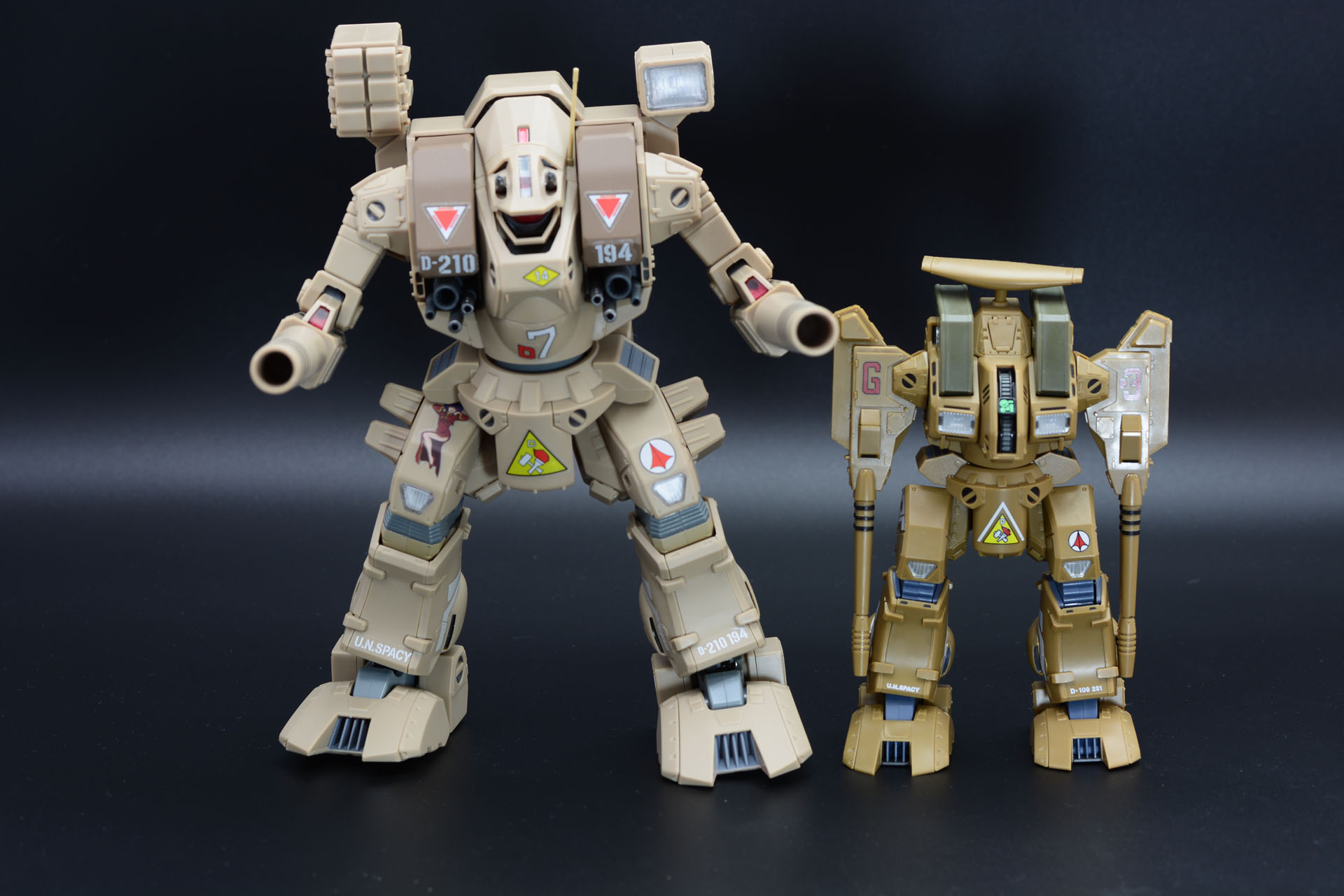 「トマホーク」は1/60、「HIMETAL R ディフェンダー」は1/100なので大きさがかなり違う