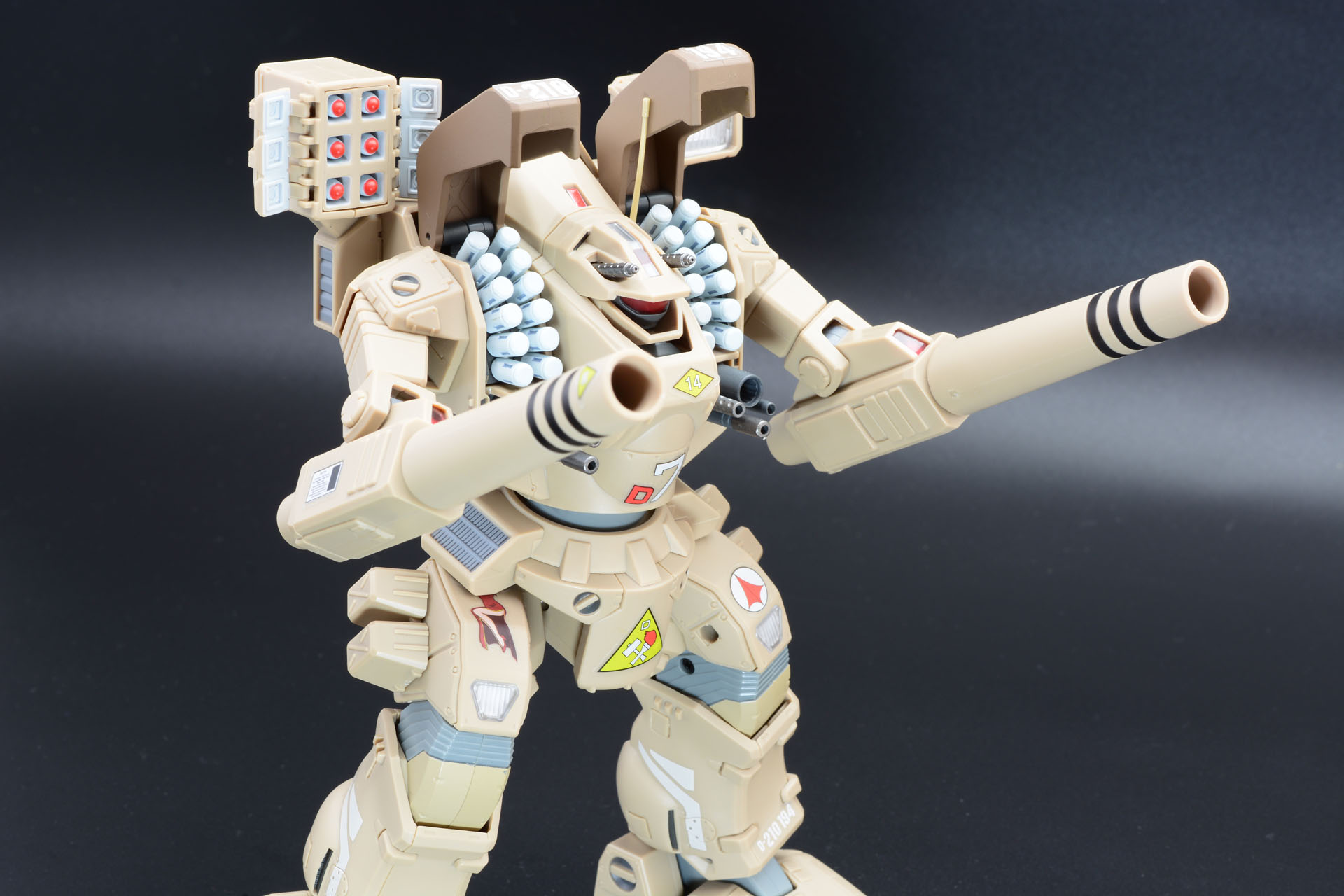 無骨な武器の塊という雰囲気が魅力。古さを感じさせないミリタリーテイストたっぷりなデザインだ