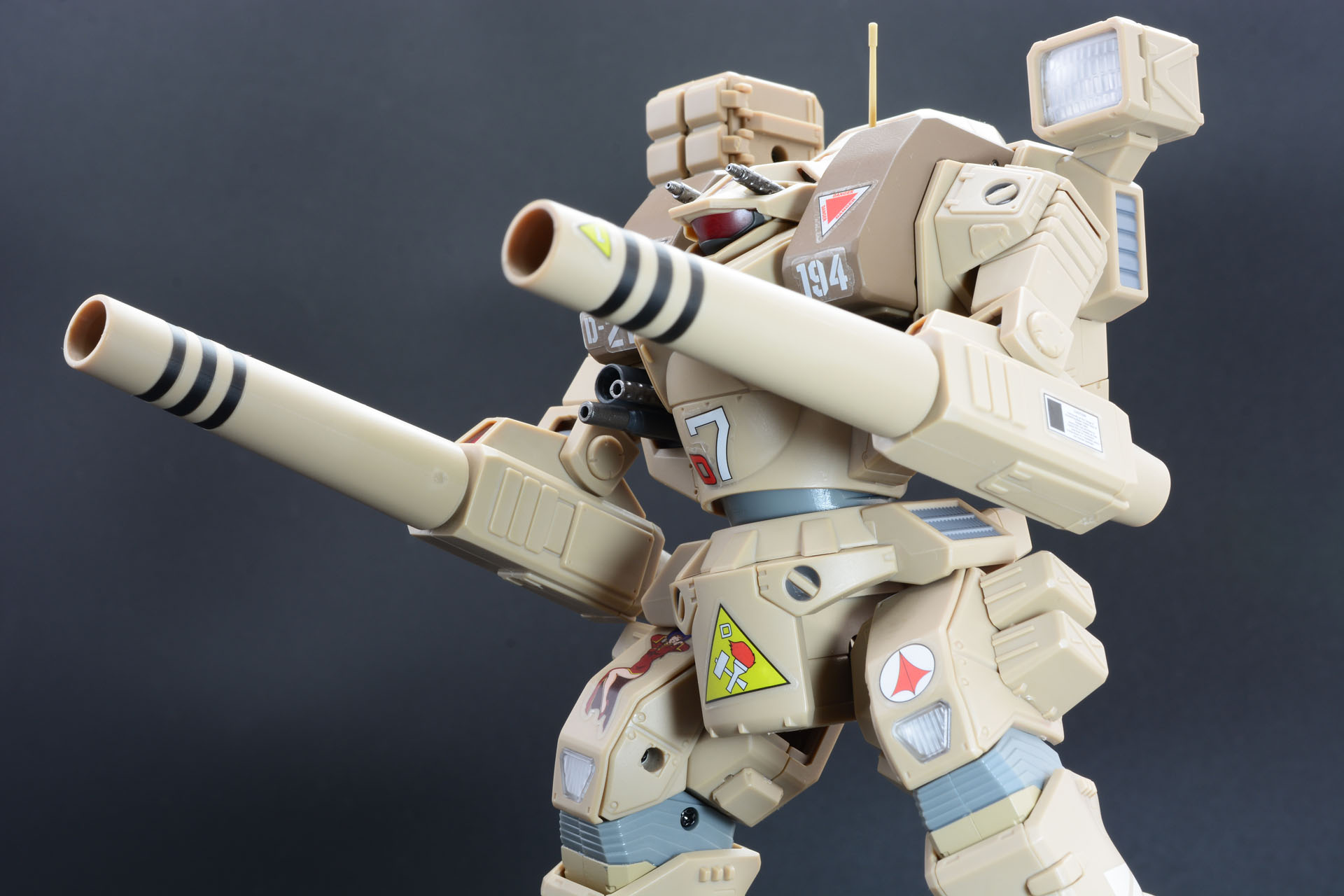 無骨な武器の塊という雰囲気が魅力。古さを感じさせないミリタリーテイストたっぷりなデザインだ