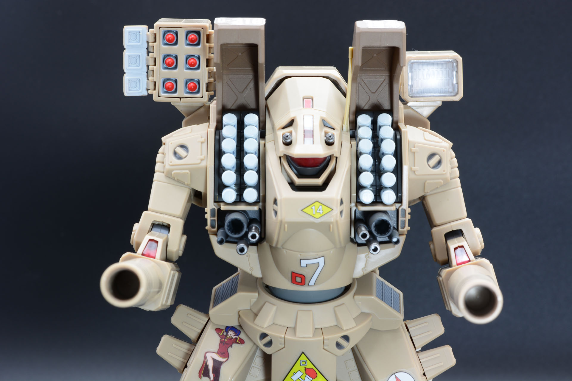 無骨な武器の塊という雰囲気が魅力。古さを感じさせないミリタリーテイストたっぷりなデザインだ