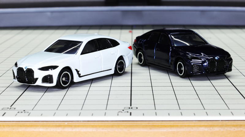 i4：左（ホワイト）が通常仕様、右（ブラック）が初回特別仕様