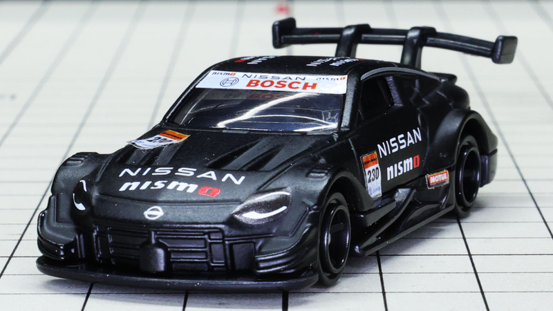 シーズン前テスト車両を再現した外観