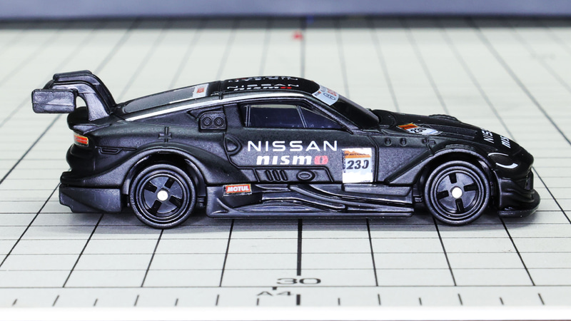 リアクオーターにある給油口やドアノブをモールドで再現