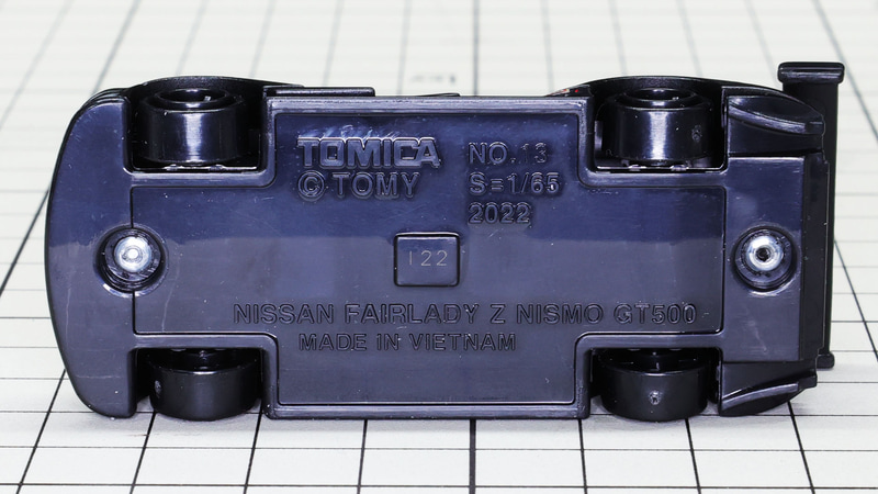 底面：レーシングカーの底面はダウンフォース獲得のためフラットですが、清流フィンもないことからどちらかというと再現不可だったでしょうか