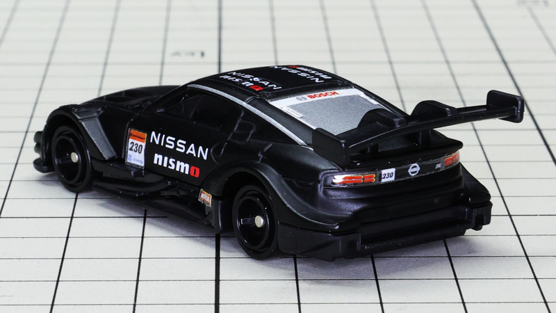 車体番号や各ロゴもシールで再現