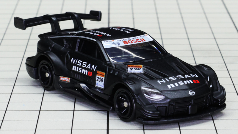 車体番号や各ロゴもシールで再現