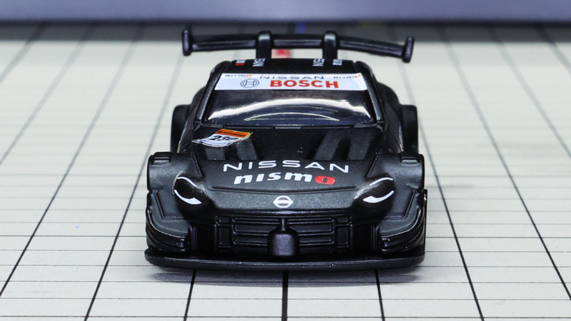 フロントの日産のエンブレムやデイタイムライトは印刷で再現