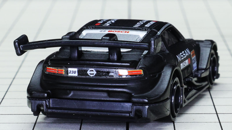 リアコンビランプや各エンブレムは一体になったシールで再現