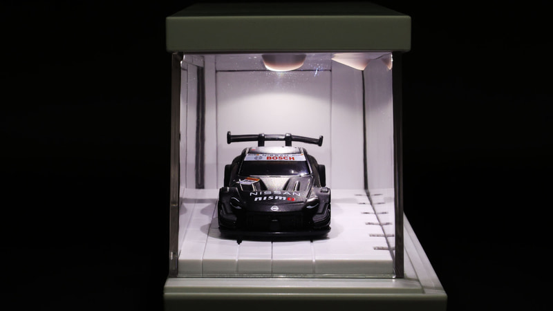 トミカのディスプレイケースの照明がフラッシュになると面白いですね