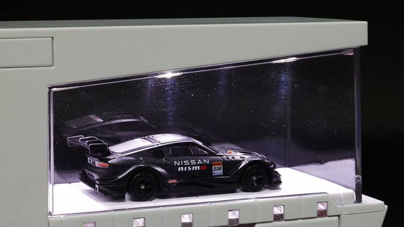 トミカのディスプレイケースの照明がフラッシュになると面白いですね