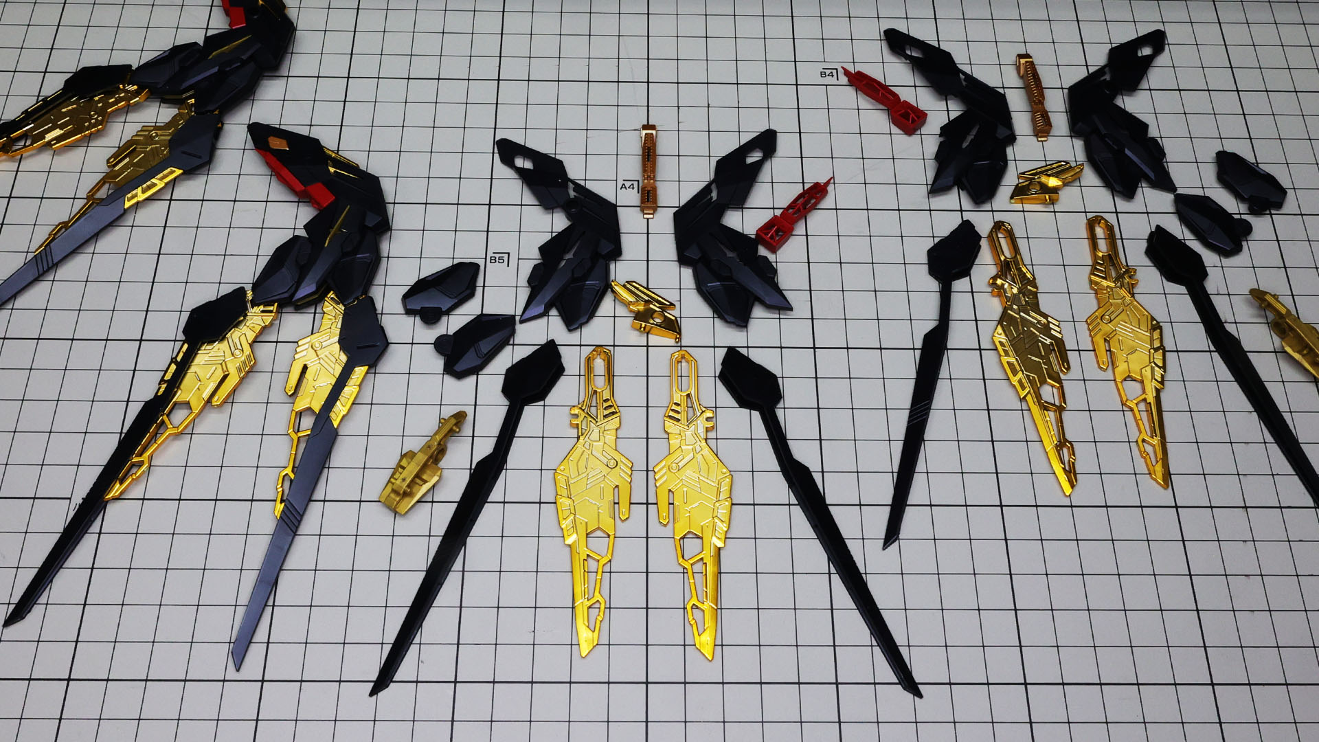 写真は全8基の機動兵装ウイングで、すでに4基は組み立てました。中央の2基分を組んでいきます