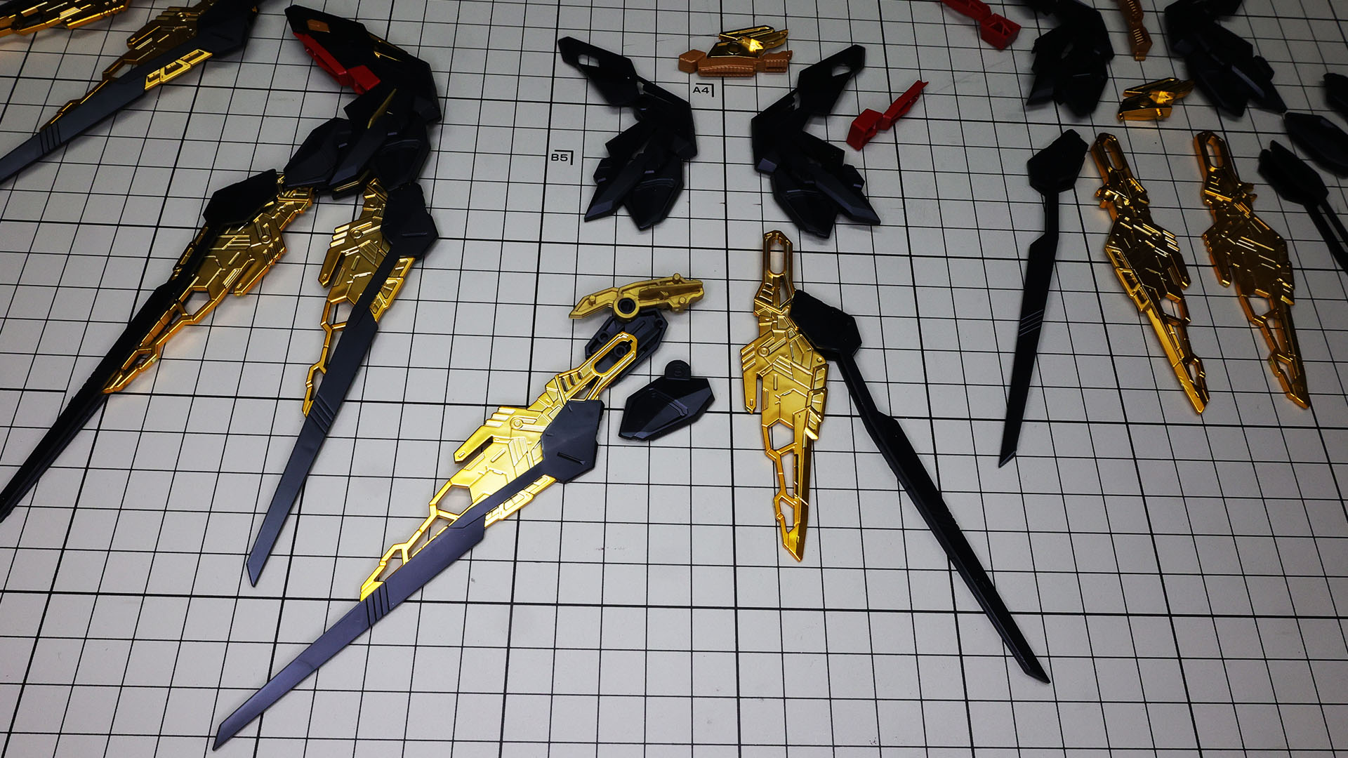 ゴールドのフレームに黒い装甲を組付けます。構造自体は単純ですので数をこなすのみです