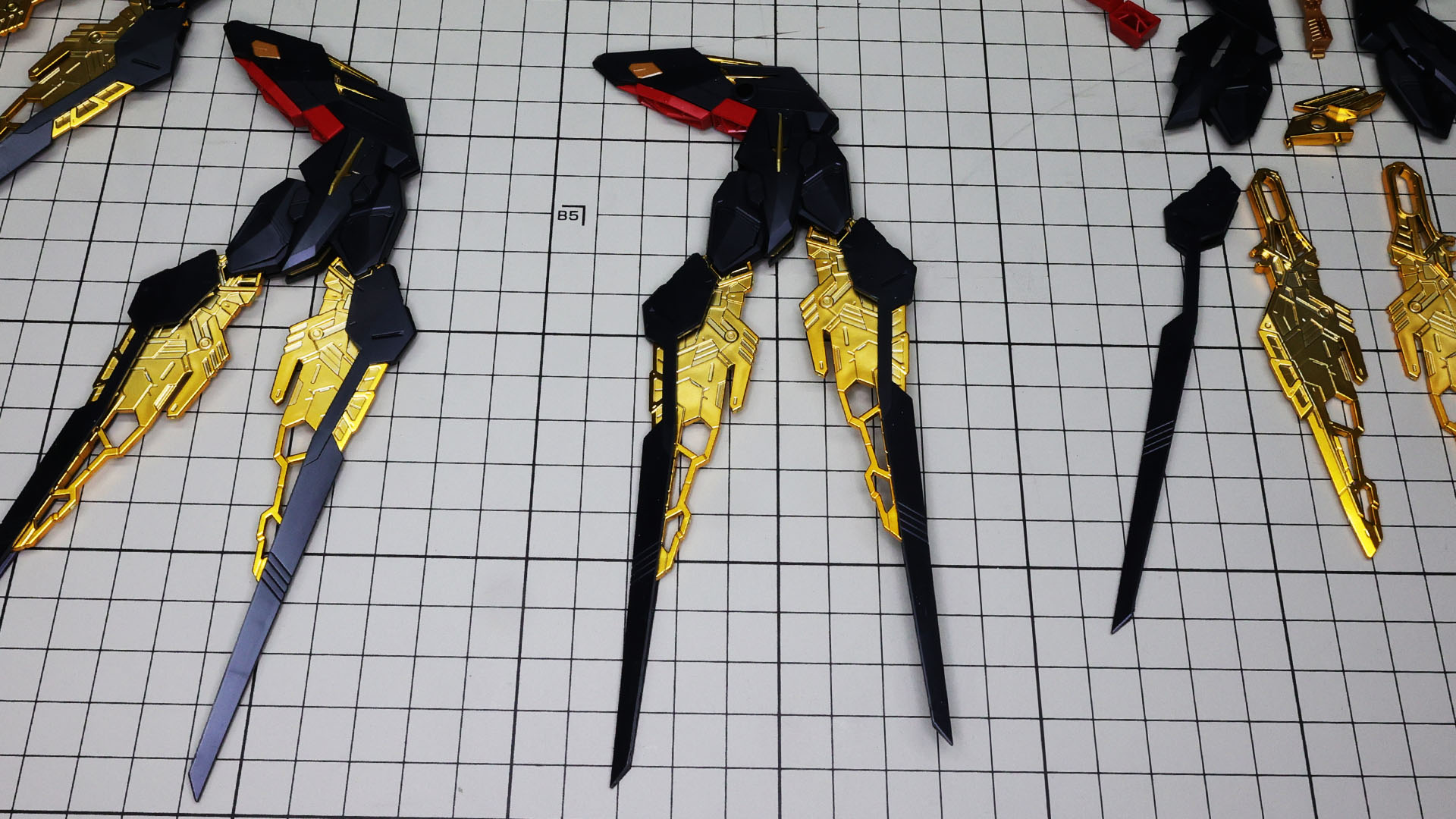 ところどころにフレームのゴールドが露出してアクセントになっています