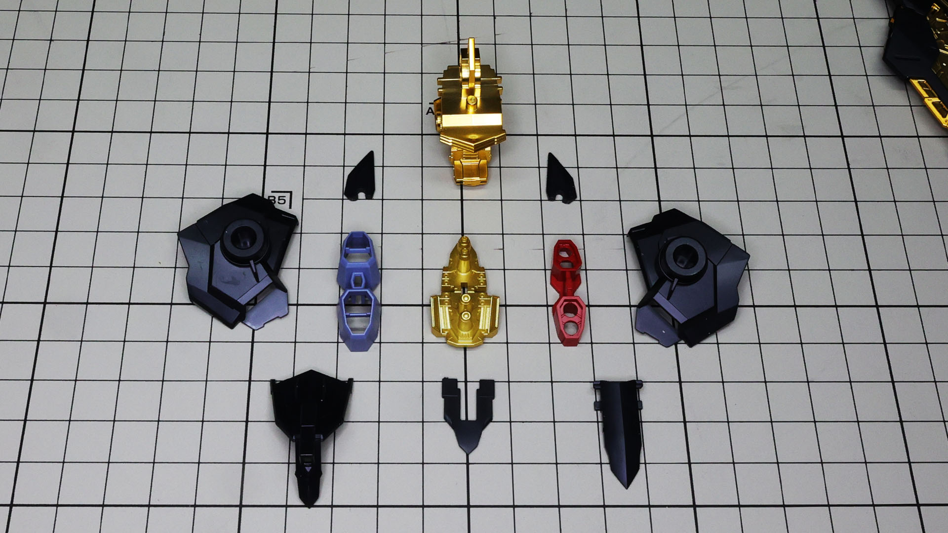 バックパック中央部は大きいパーツで数は少なくなっています。剛性の確保にも寄与すると思われます