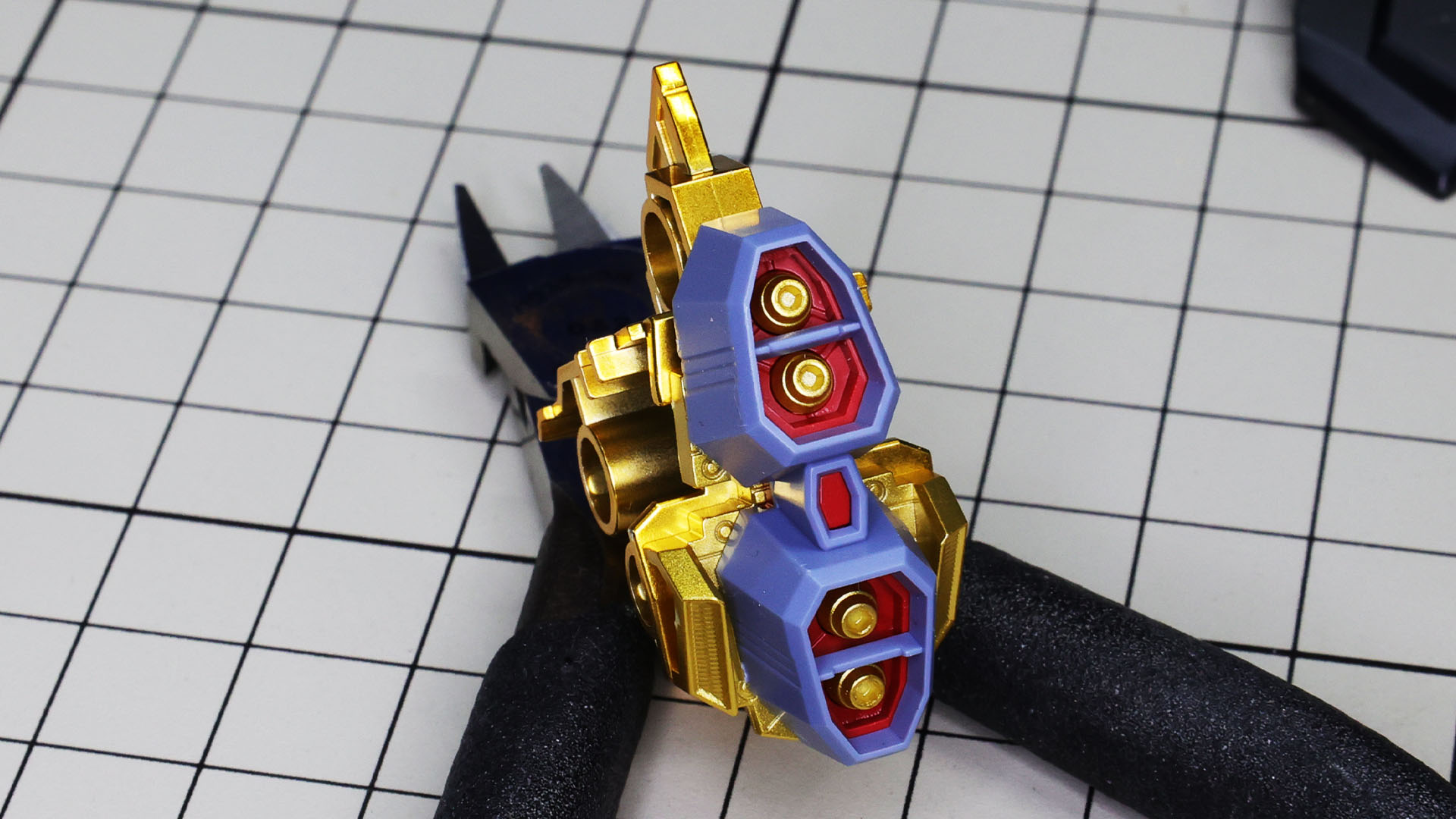 フレームを組んでバーニアノズルを組みます。ゴールド、レッド、ブルーの3色3パーツで情報量がものすごいです