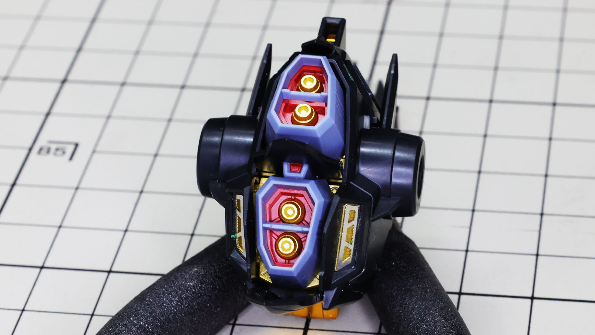 下側のメインノズルの左右にはエッチングシールを貼りこみます