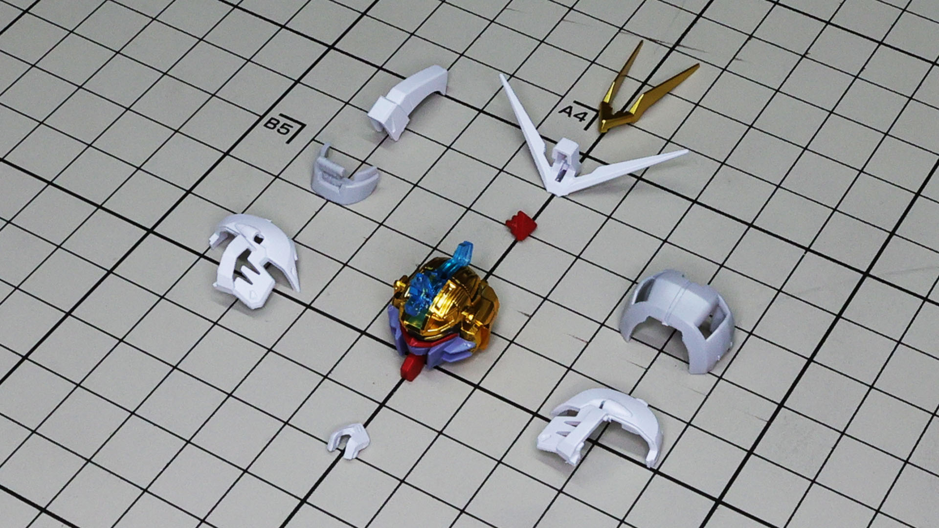 まずは頭部から。もうフレームはあるので装甲を組付けていくだけです