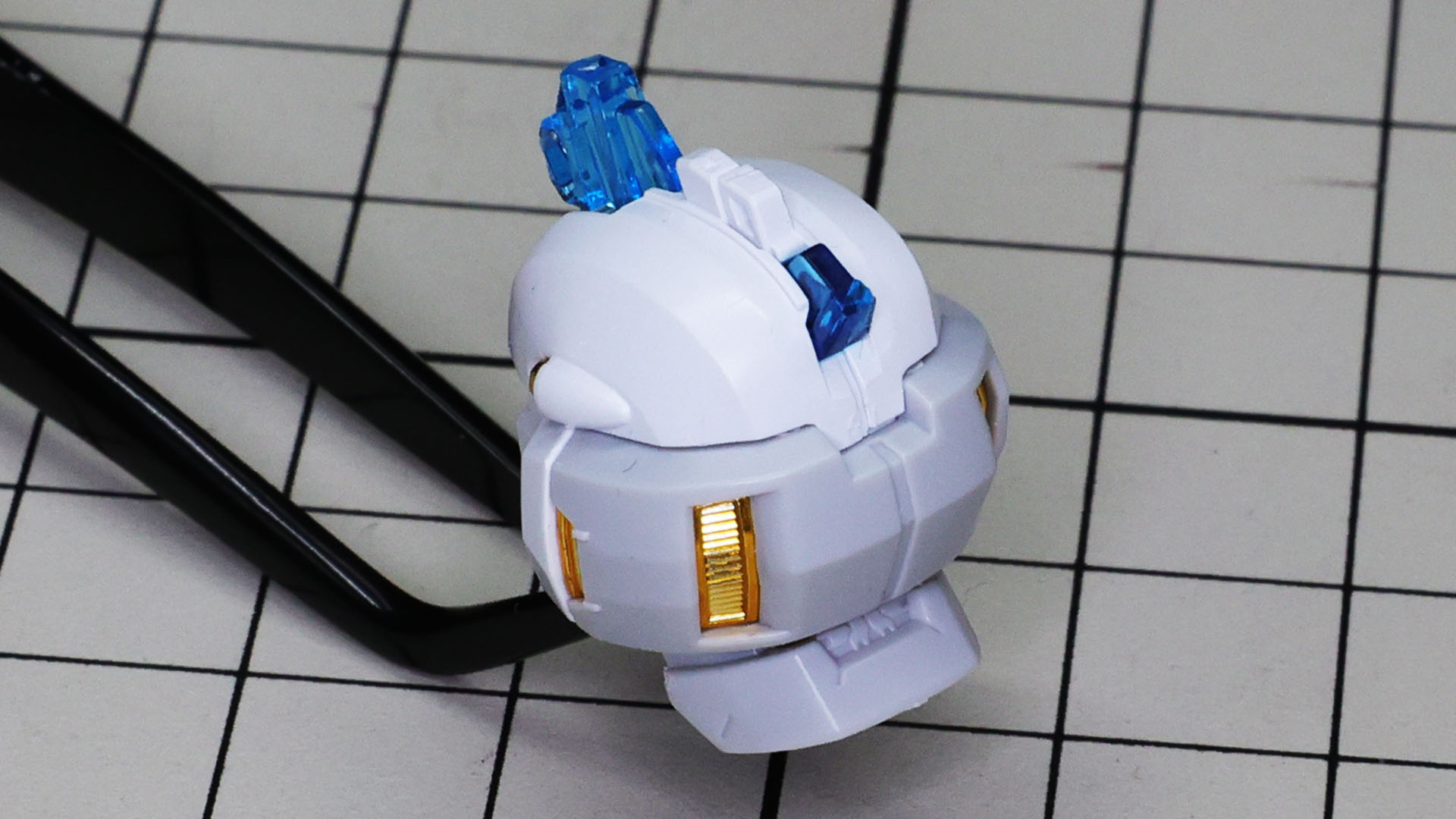 頭頂部カメラフェアリングとアンテナを組んでいきます