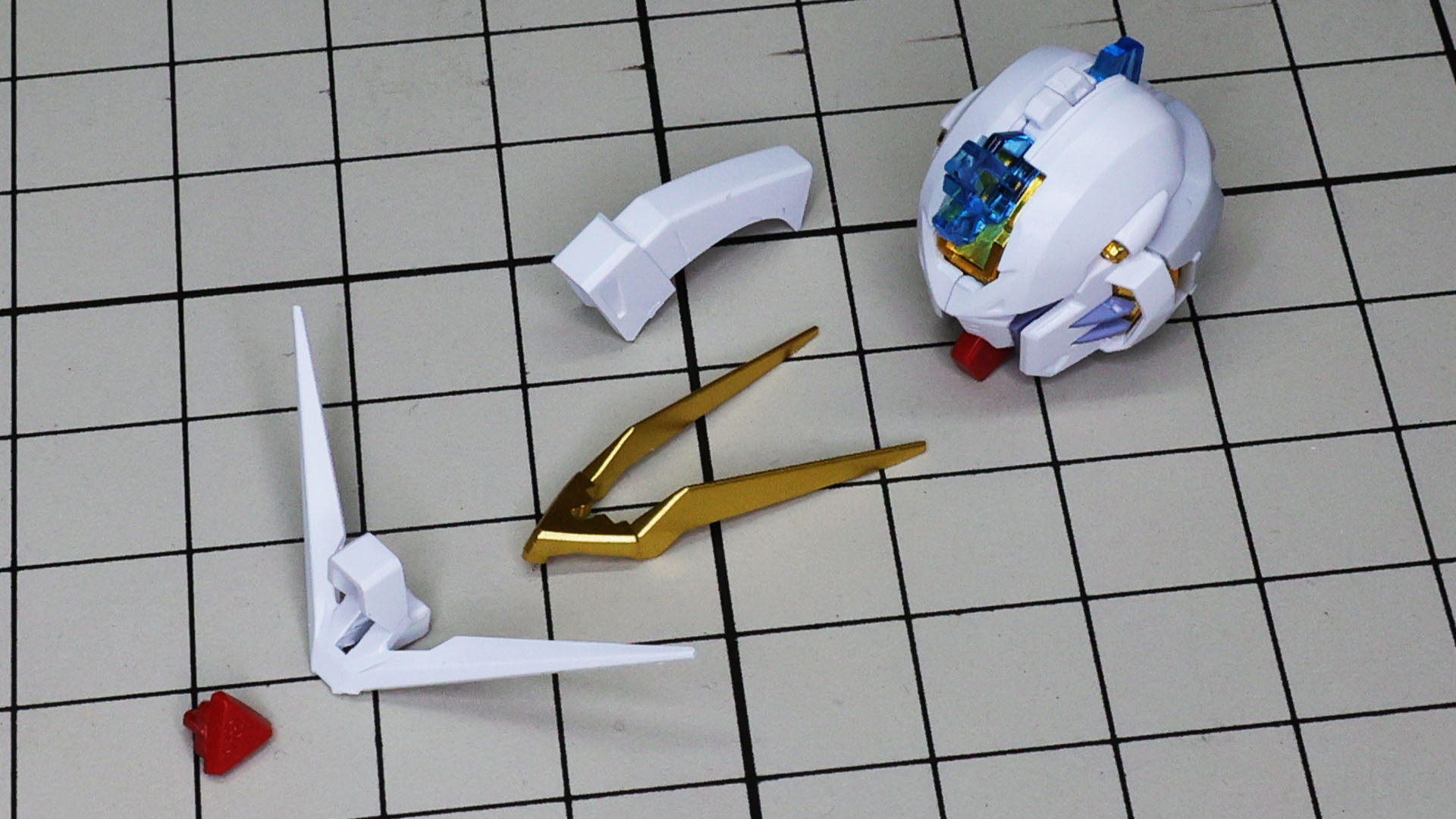 頭頂部カメラフェアリングとアンテナを組んでいきます