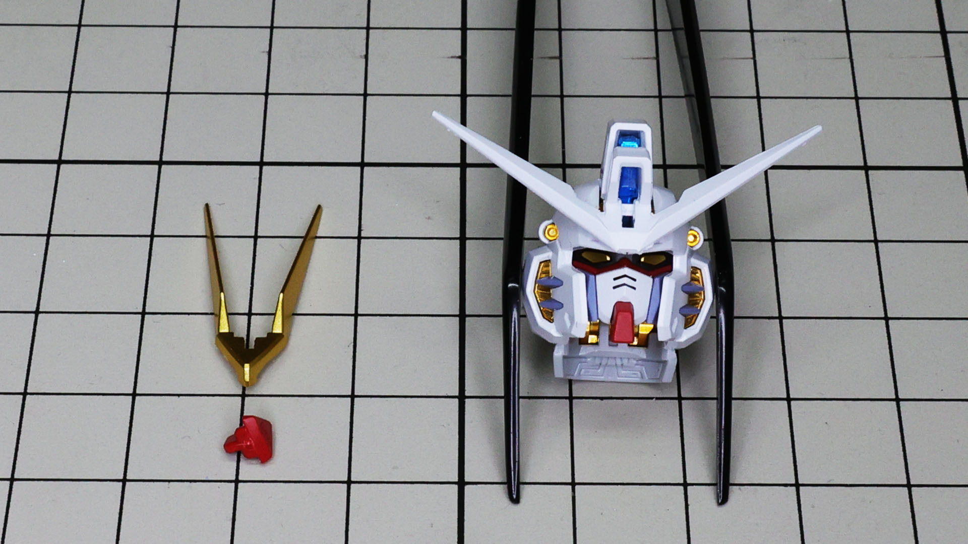 赤い三角のパーツは小さいので注意して組付けます