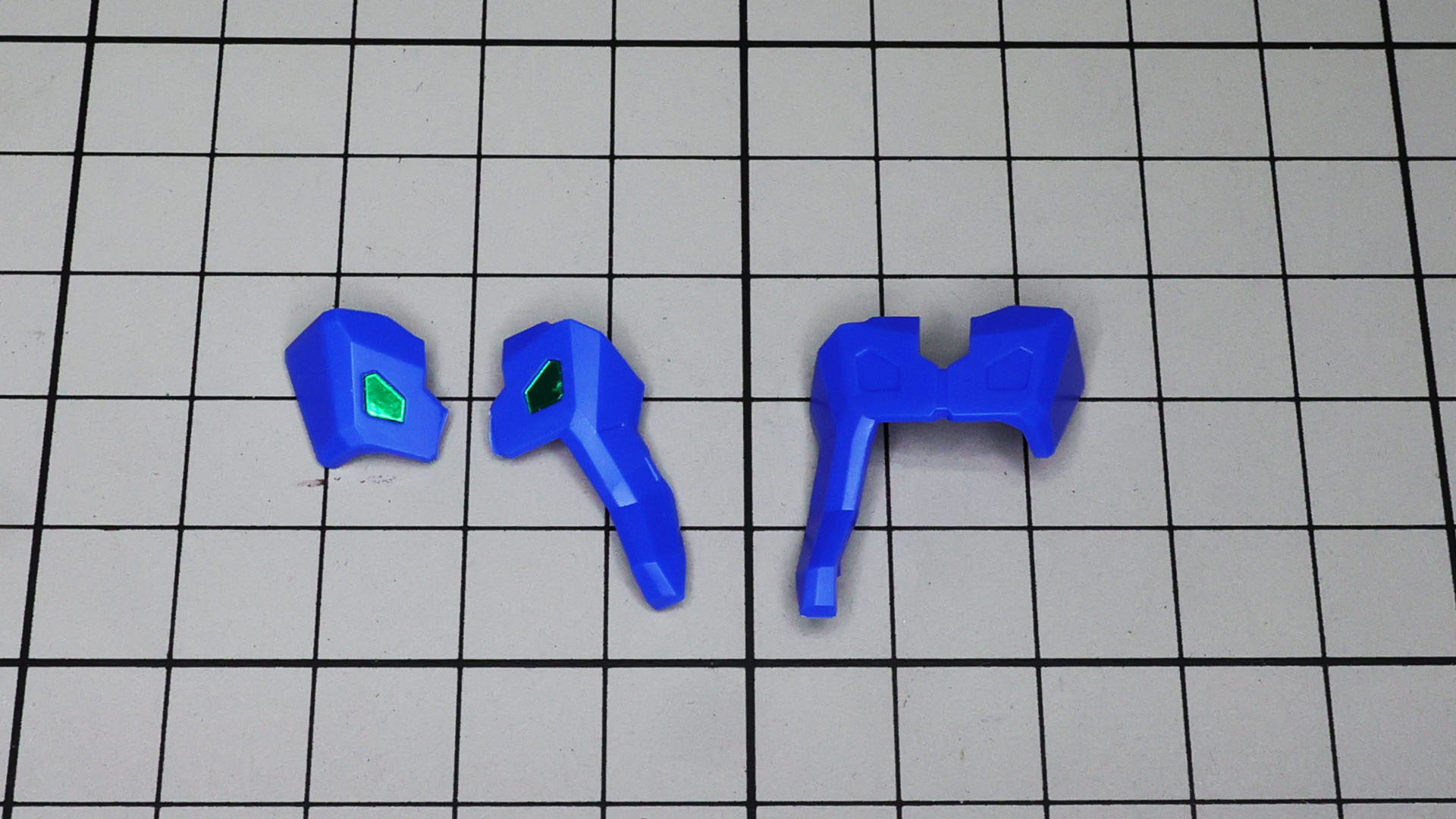 脇下の青いパーツは注意！シールを貼ろうとするとちょっとした力で割れてしまいました。本体への組付け自体は問題ありません