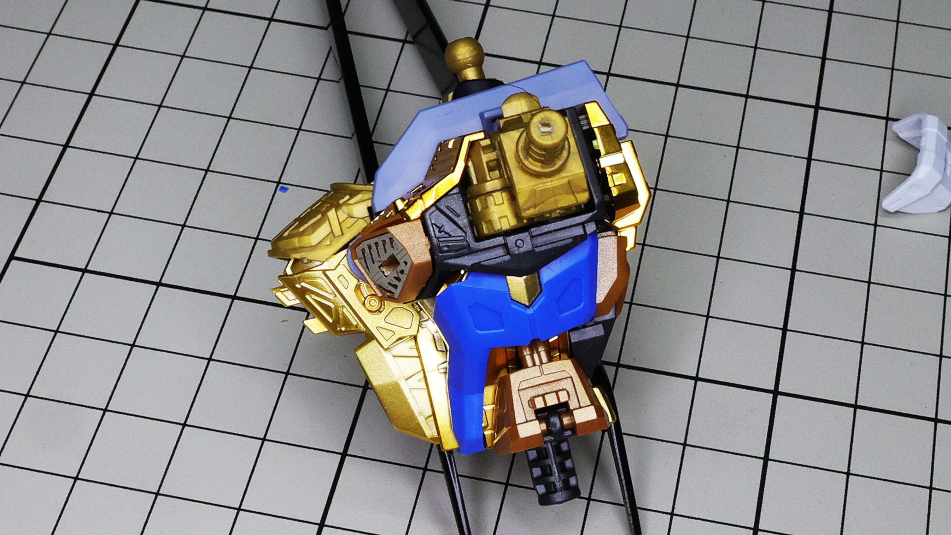 ですので全身にわたって可能な限り本体に組付けてから貼りこむことをお勧めします