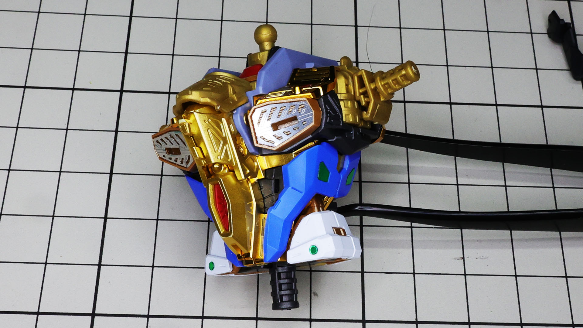 脇腹パーツはフレームのディテールで固定されます。前後に細かいシールも貼り付けます