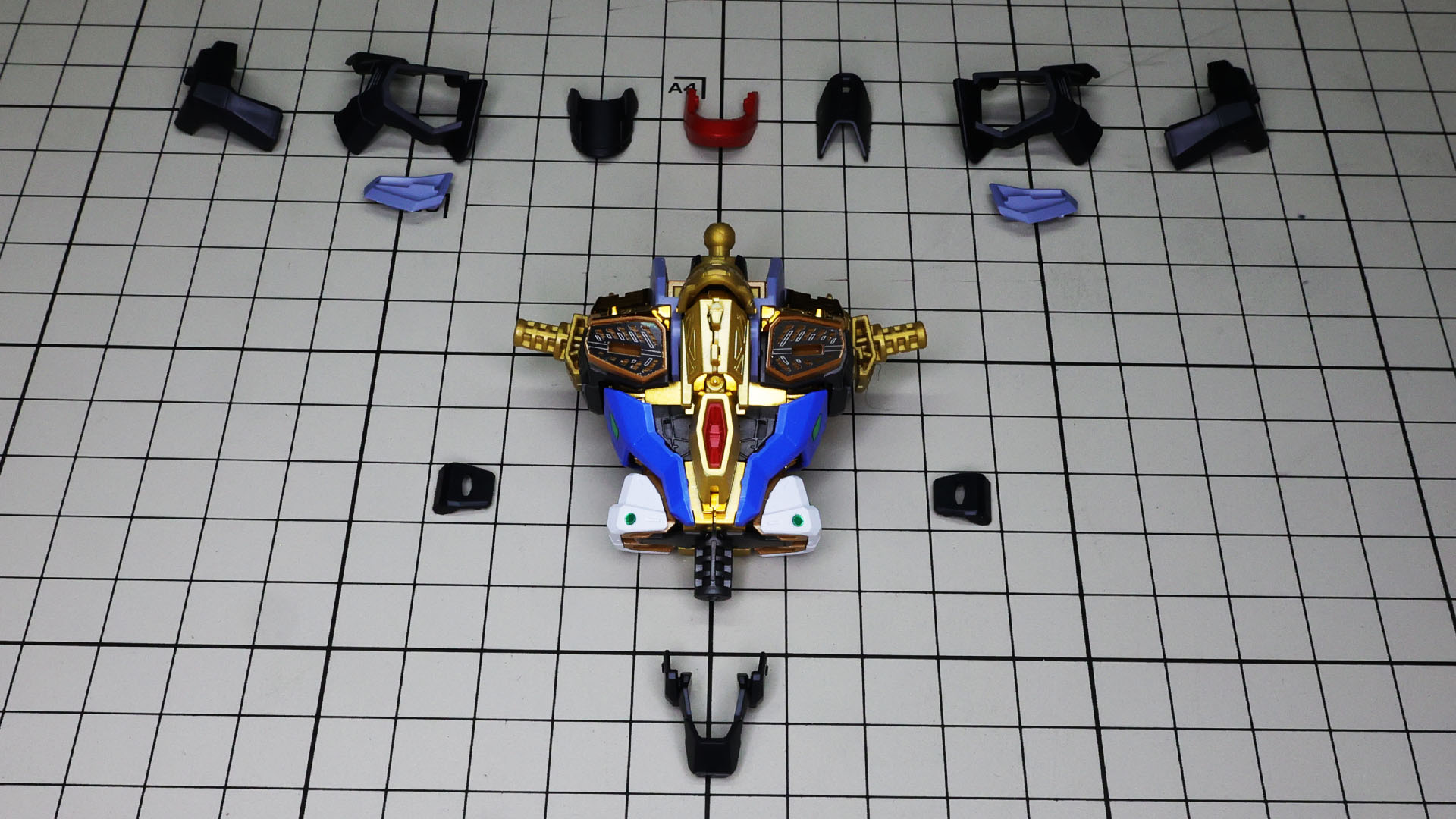 上面から見て左右の肩関節に黒いカバーを取り付けます