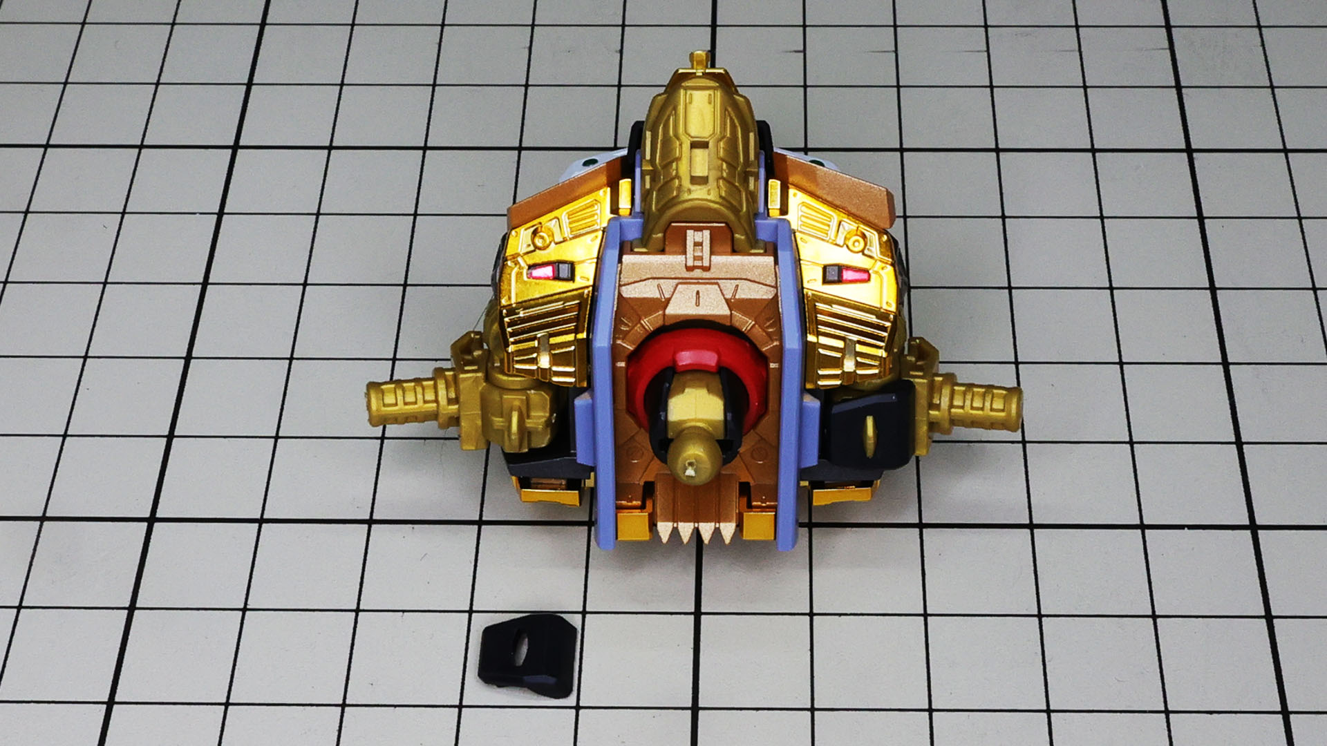 上面から見て左右の肩関節に黒いカバーを取り付けます