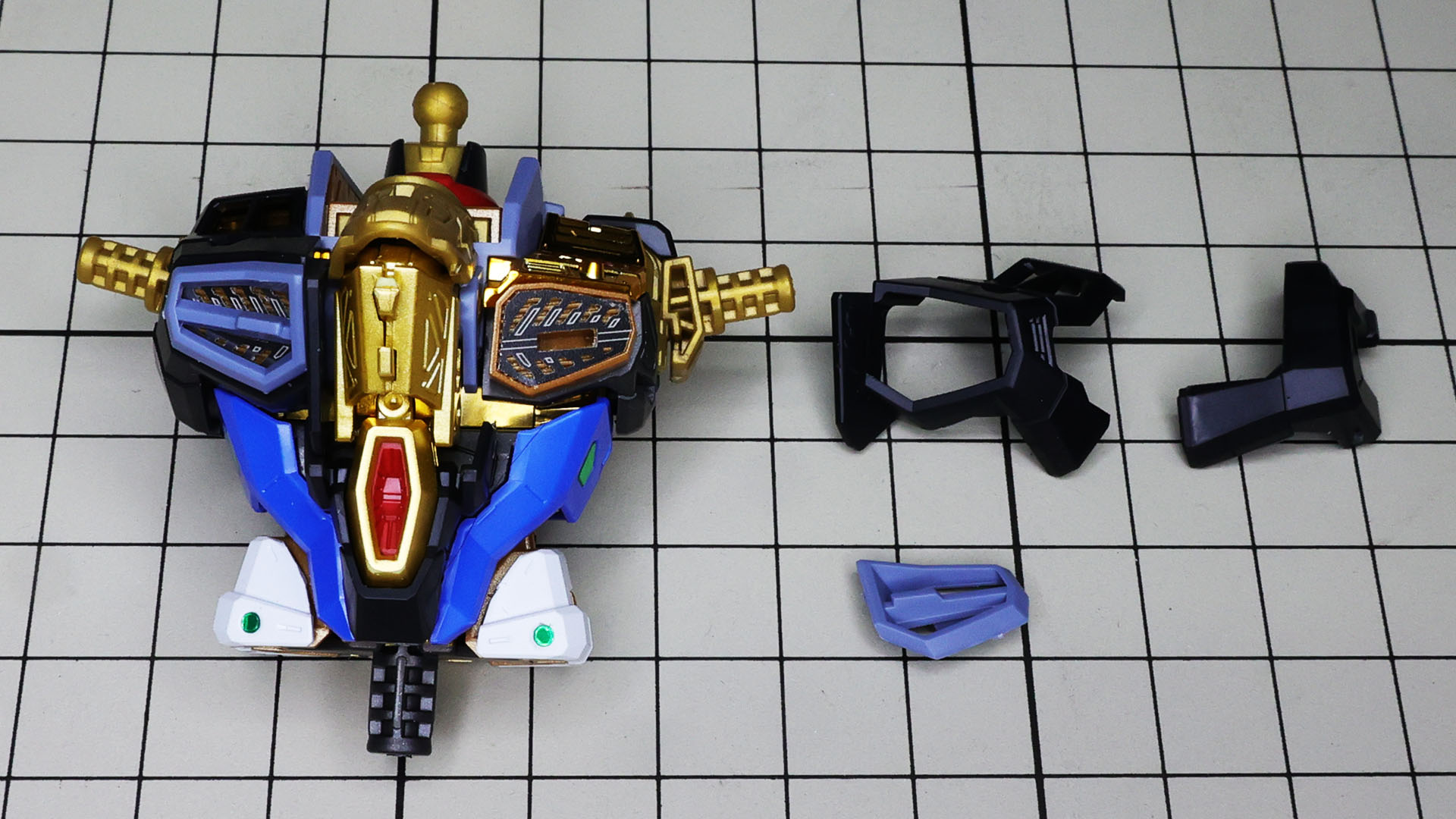 右半身に装甲を取り付けた状態です。前後から黒いパーツ、ライトブルーのダクトのパーツで構成されます