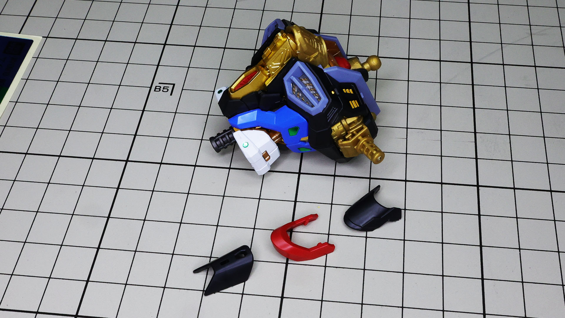 コクピット周辺の装甲を組み付けます