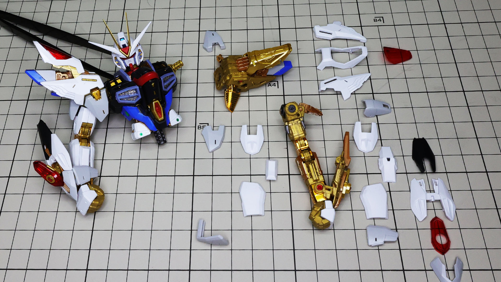 右腕を先に組んで本体に取り付けてあります。左腕のフレーム状態と比べると印象が全然違います