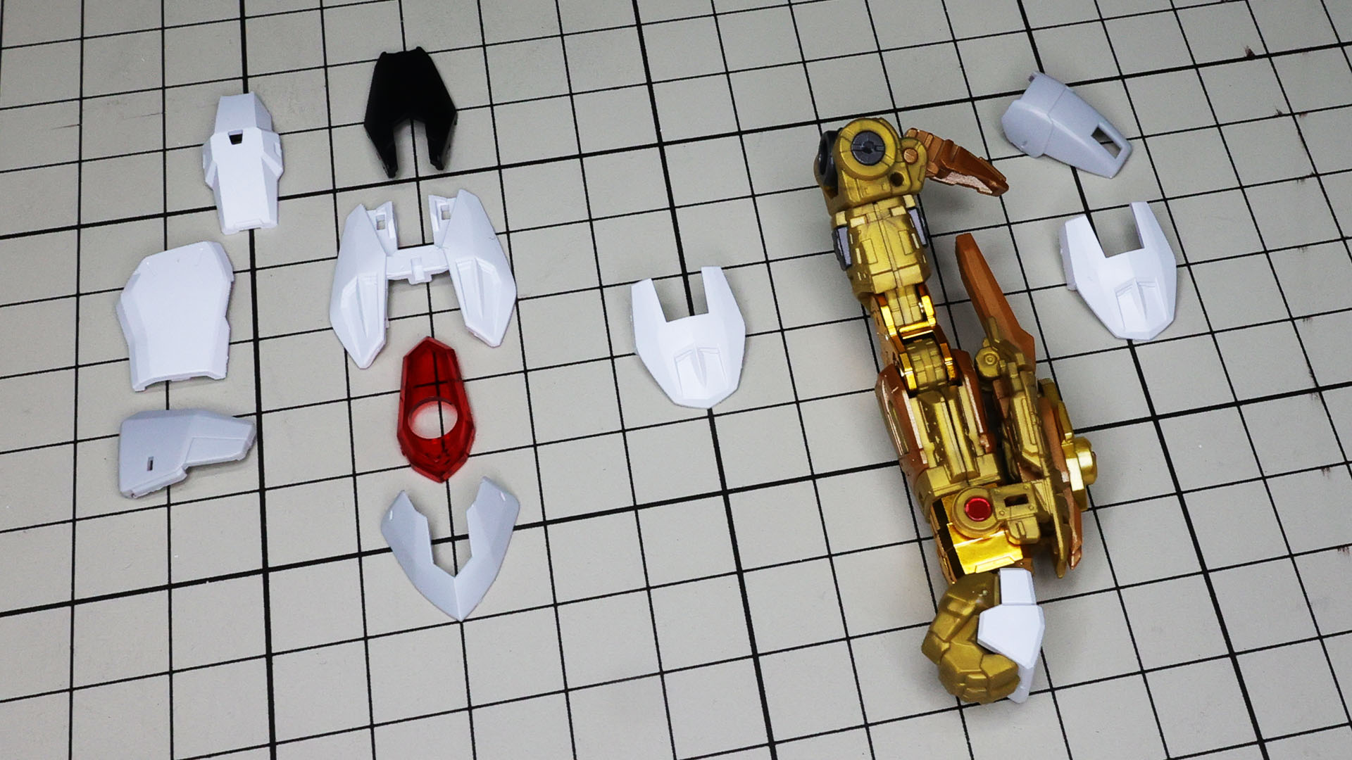 上腕へ装甲を左右から組み付けていきます