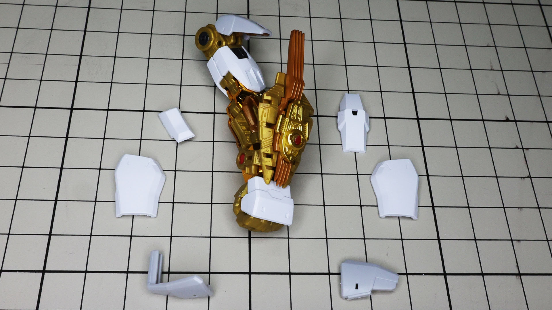 前腕部は外側を囲っていきます。ビームシールドをよけながら組付けます