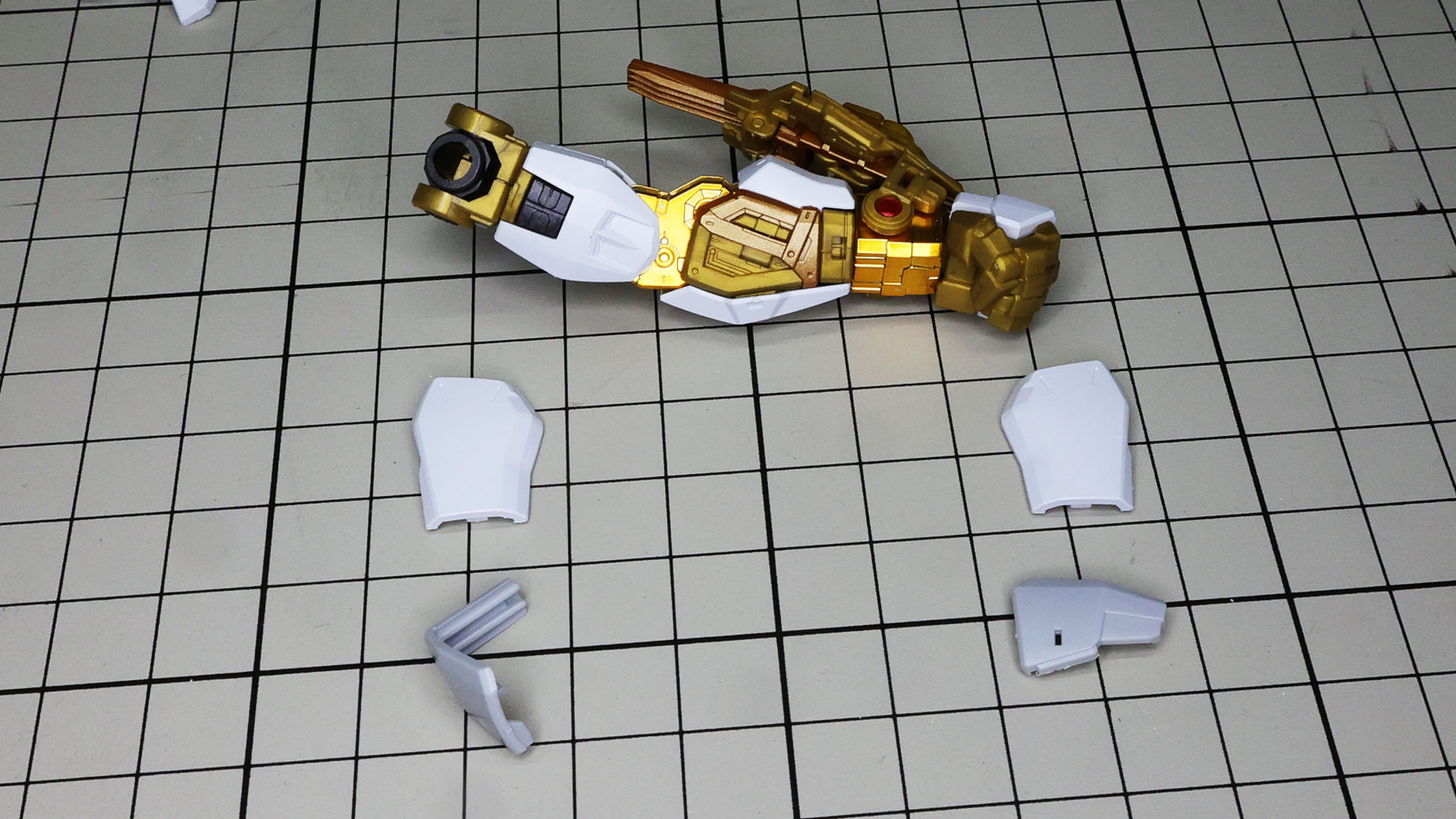 前後を組付けると装甲と内部フレームの関係性が見えてきます