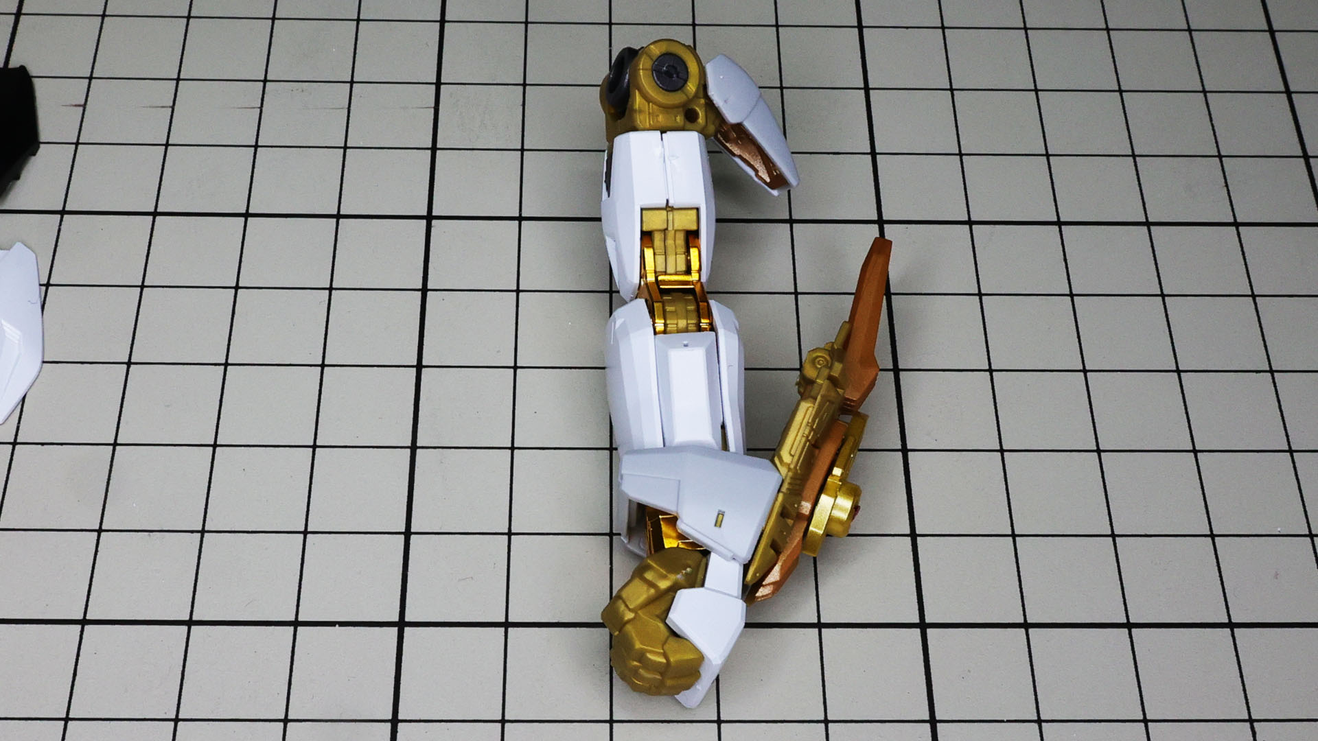 前腕の袖はビームシールド基部でもあります