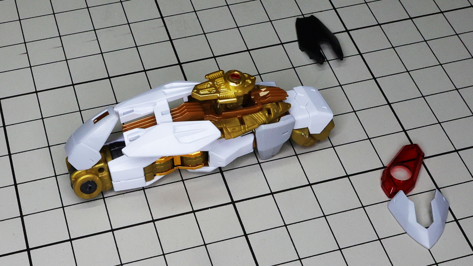 前腕側からホワイトのパーツを差し込みます