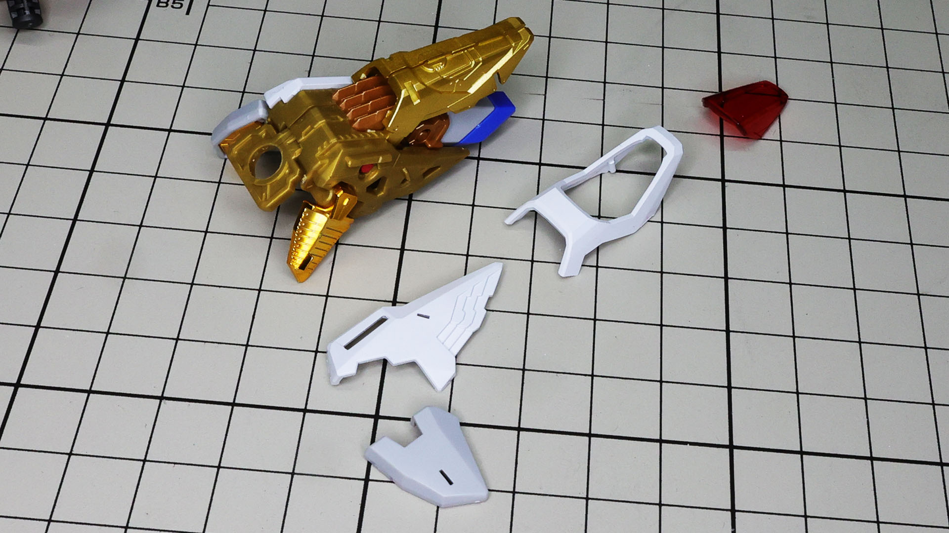 肩アーマーはできるだけ色と可動ごとに1パーツで成型されているにもかかわらず効果絶大です