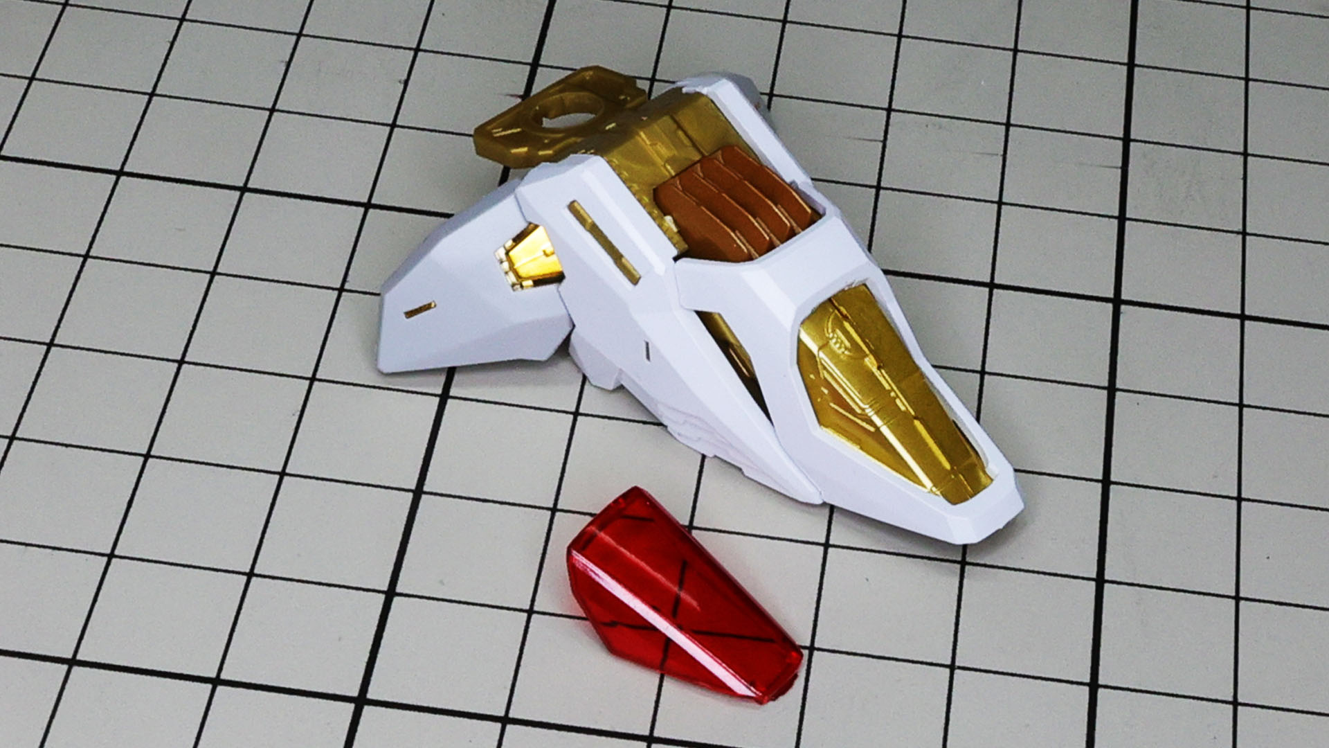 先端は赤いクリアーパーツでフレームが透けて見えます