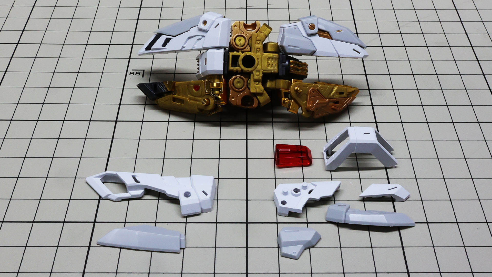 左側の前後スカートアーマーに装甲を組付けてあります