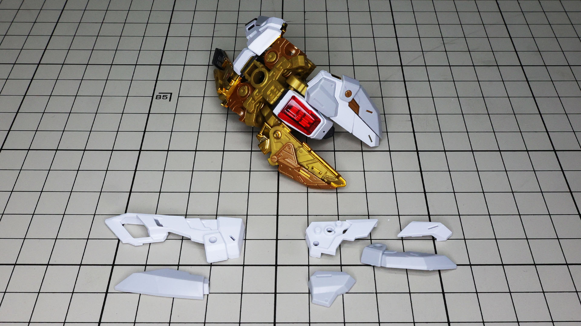 組付けはスカートアーマーに装甲を乗せていくイメージ。可動があるので順番には注意が必要です